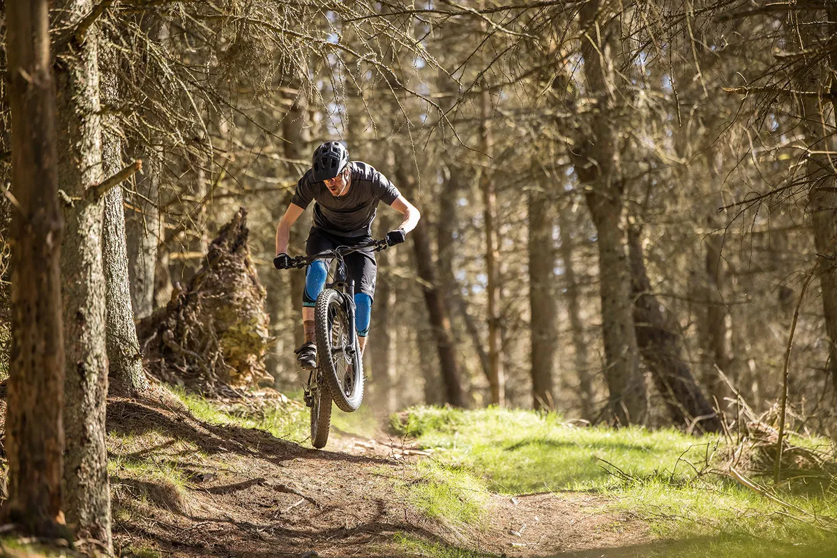 Ciclista con top gris montando la bicicleta de montaƱa rĆgida Specialized Fuse 27.5