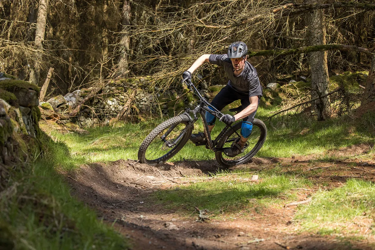 Ciclista con top gris montando la bicicleta de montaƱa rĆgida Specialized Fuse 27.5