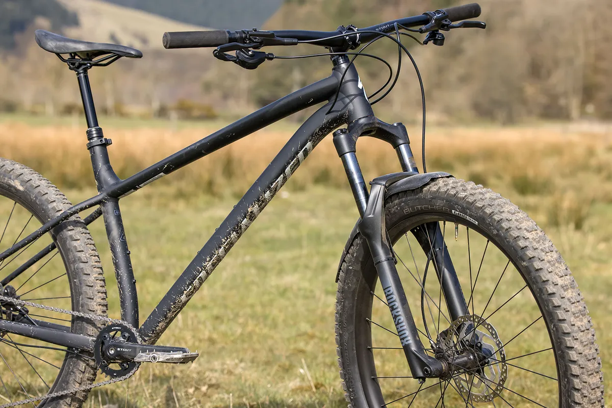 Horquilla RockShox Judy Silver TK en la bicicleta de montaƱa rĆgida Specialized Fuse 27.5