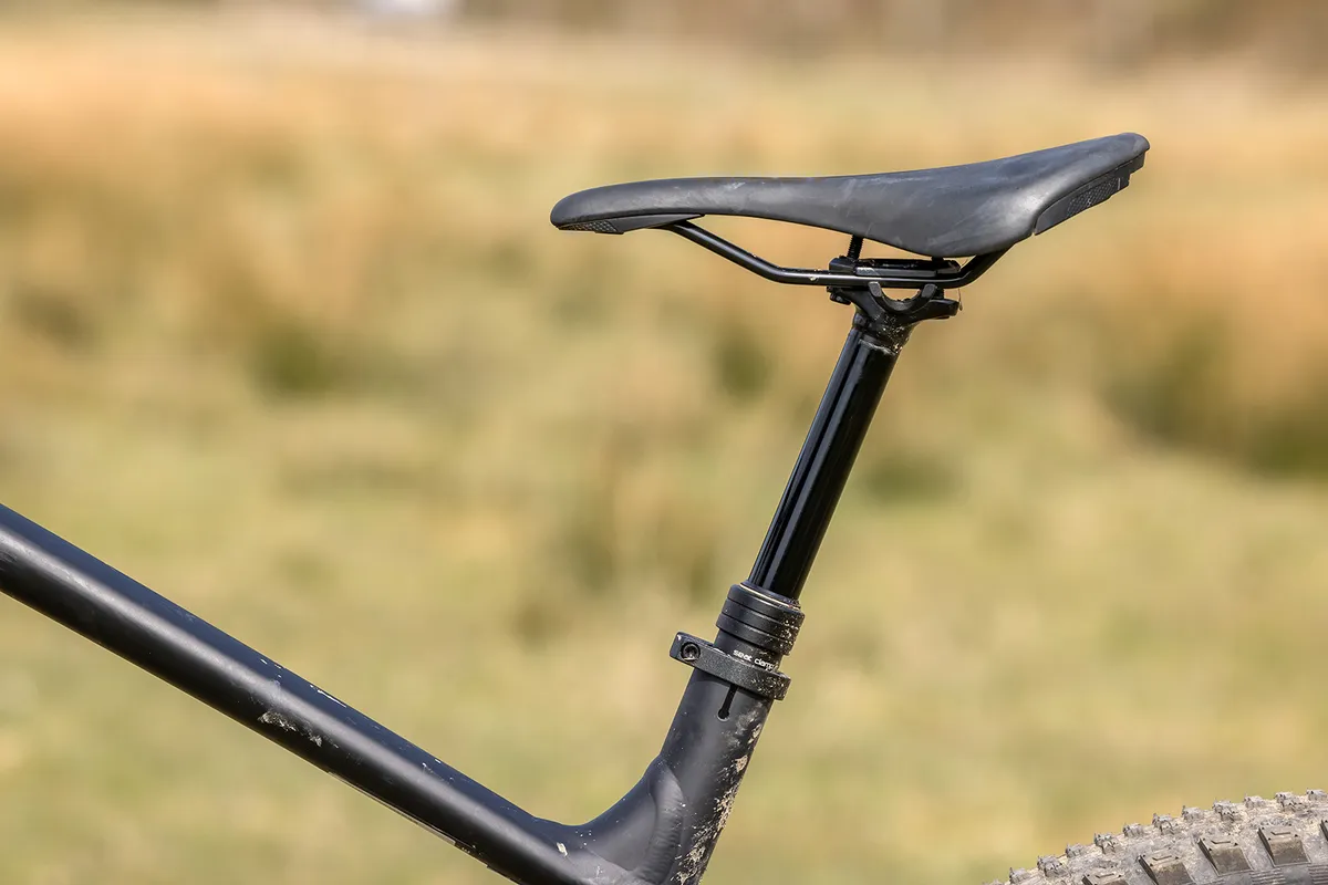 Tija telescópica TranzX en la bicicleta de montaƱa rĆgida Specialized Fuse 27.5