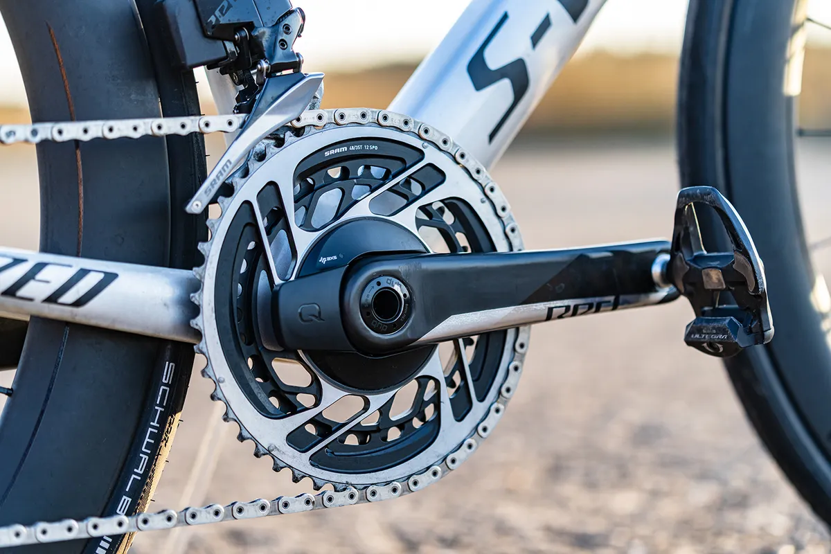 Juego de platos y bielas SRAM Red AXS Power Meter en la bicicleta de carretera Specialized S-Works Venge