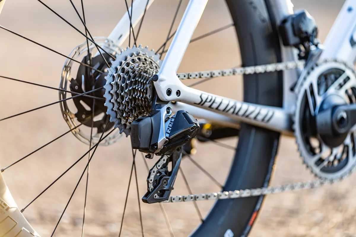 SRAM Red eTAP AXS, cambio trasero de 12 velocidades y cassette SRAM Red XG-1290 en bicicleta de carretera