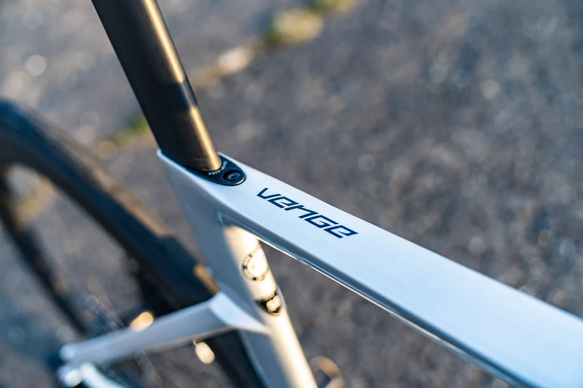 Logotipo de Venge en el tubo superior de la bicicleta de carretera Specialized S-Works Venge SRAM eTAP