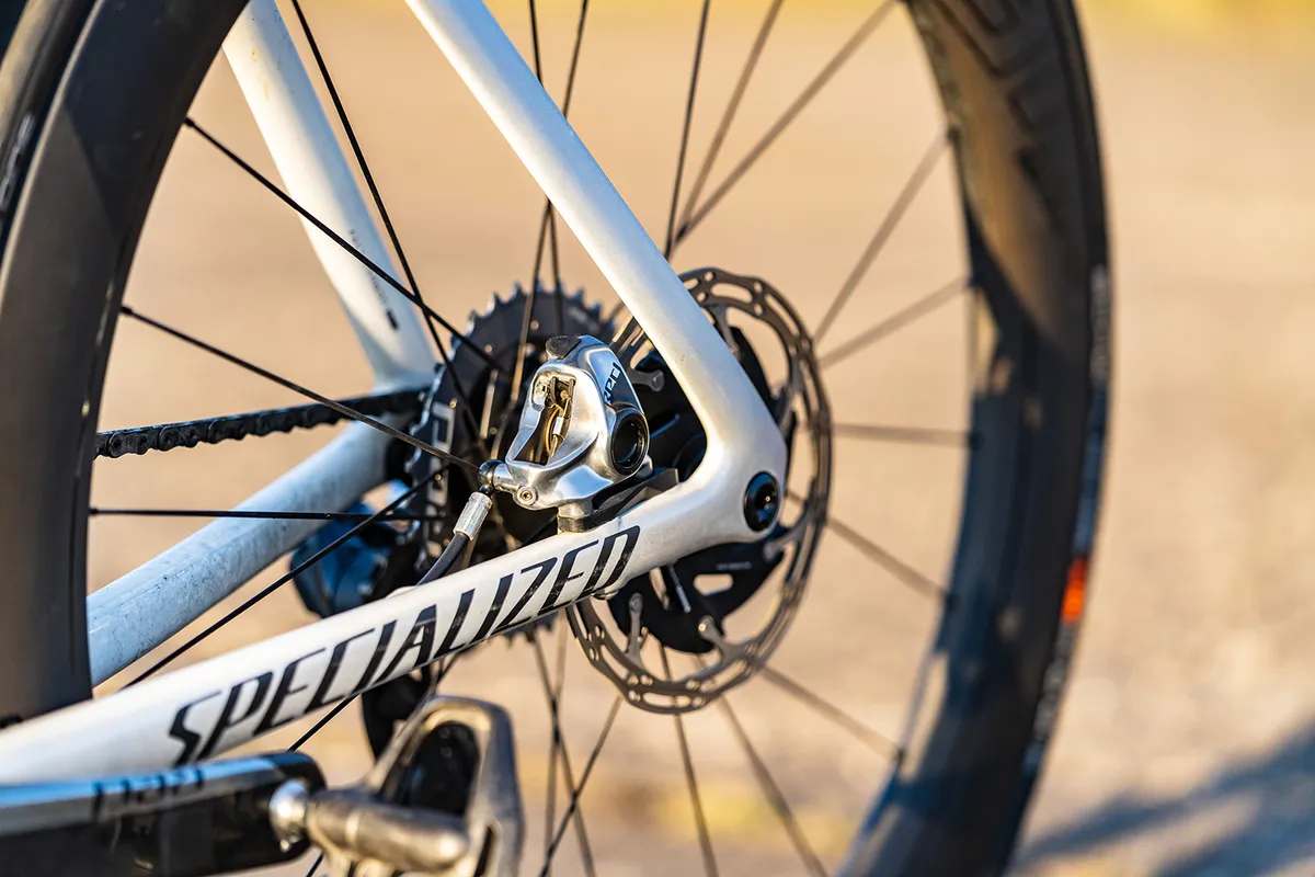 Freno de disco hidrƔulico y rotor SRAM Red en la bicicleta de carretera Specialized S-Works Venge SRAM eTAP