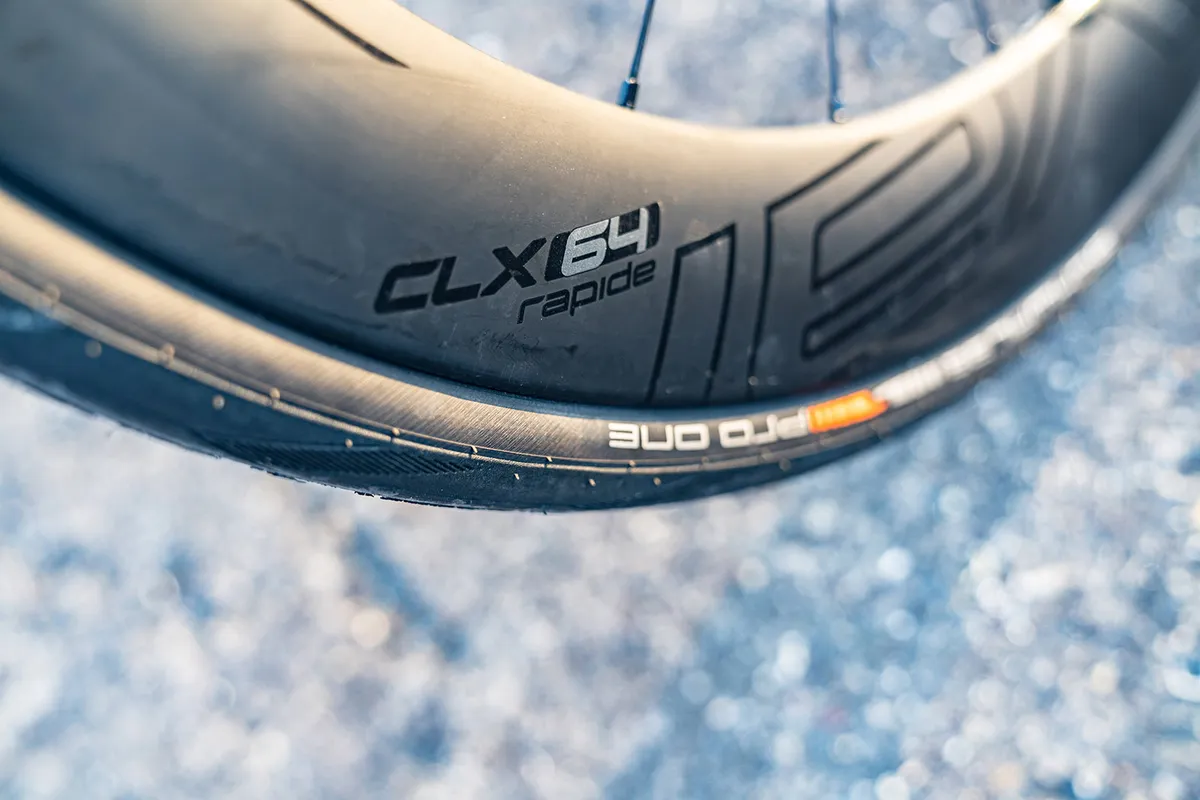 Ruedas Roval CLX 64 con neumÔticos de algodón S-Works Turbo en bicicleta de carretera Specialized
