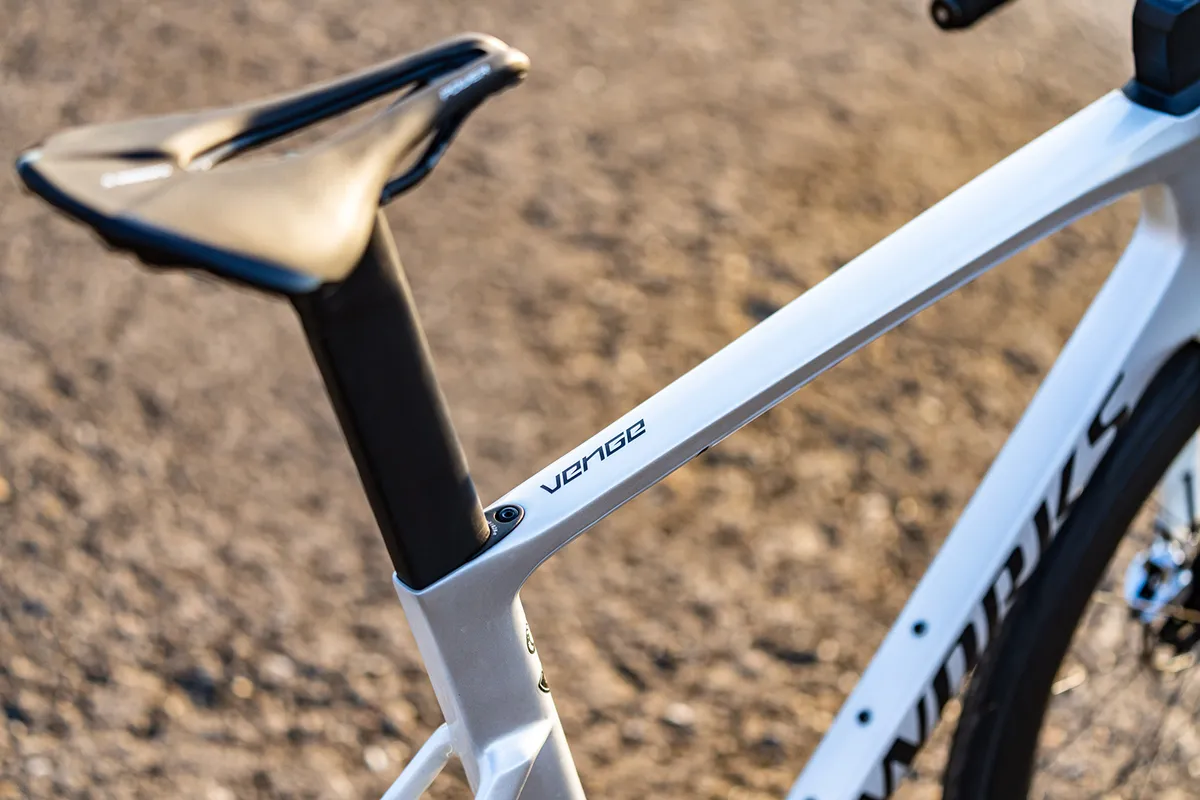 Poste aerodinĆ”mico S-Works Venge con sillĆn S-Works Power en la bicicleta de carretera Specialized S-Works Venge SRAM eTAP