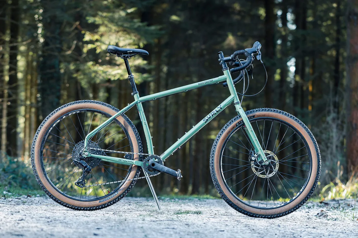 Luchador hosco - 01 Foto de paquete de la bicicleta de gravel Surly Grappler