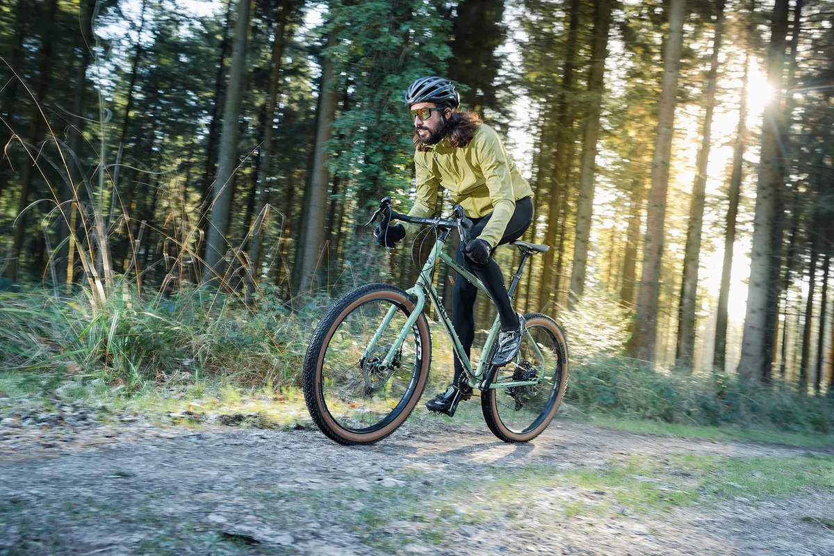 Luchador hosco - 20 Ciclista montando la bicicleta de gravel Surly Grappler