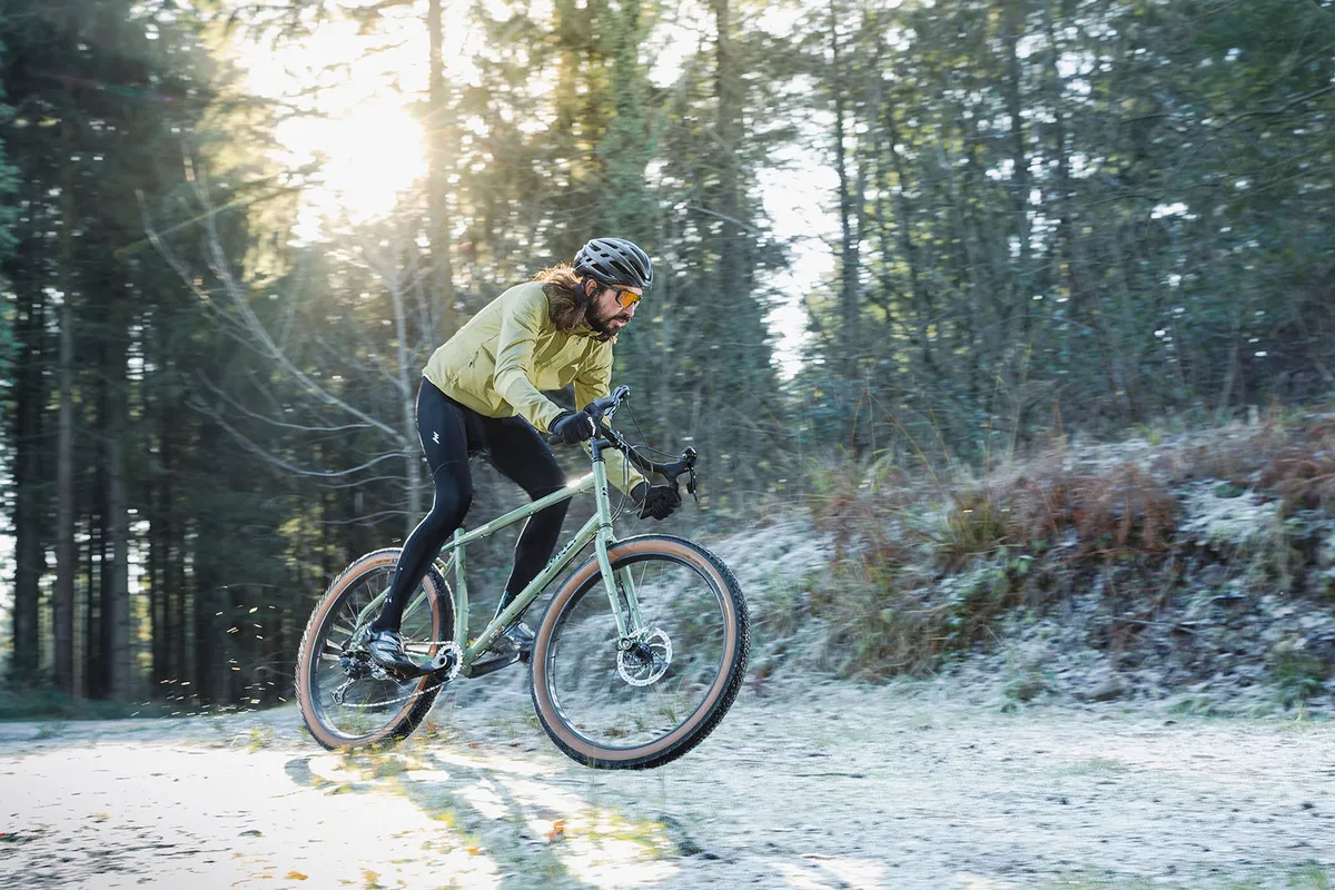 Luchador hosco - 21 Ciclista montando la bicicleta de gravel Surly Grappler