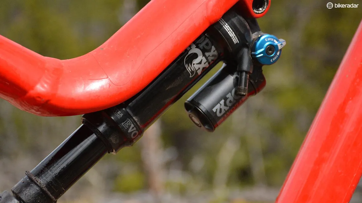 2018-05-10-23.05.56-1526069122731-1ejoeu3wwu2xo-c7ba0b2 El amortiguador trasero DPX2 de Fox es una buena combinación para esta bicicleta, tiene tamaño métrico pero no estÔ montado en muñón.