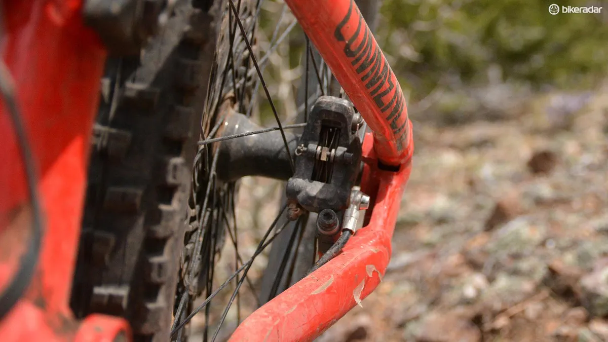 2018-05-10-23.09.17-1526069122773-1r2azudutsuz2-a7cb4f2 Commencal mete la pinza de disco trasera entre los tirantes, pero hace que la parte trasera, que ya es ancha, sea aún mÔs ancha.