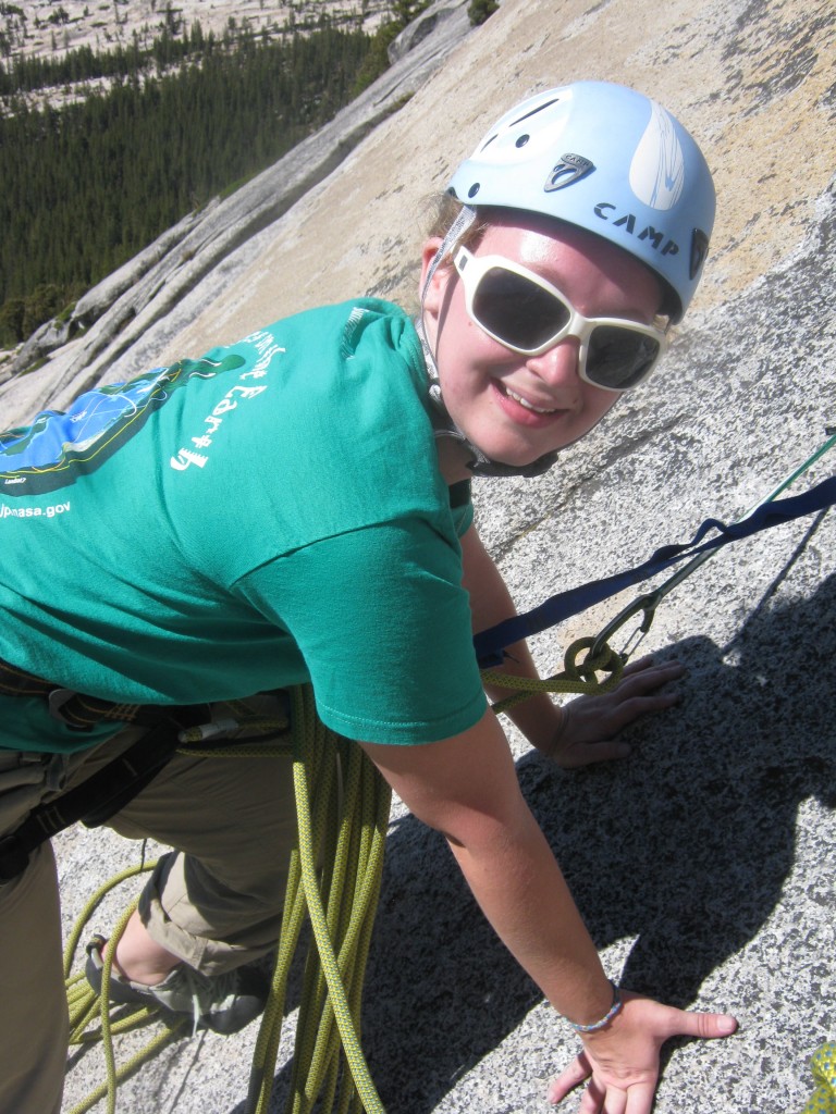Revisión de la cuerda de escalada Mammut Tuk: Alexandra Long usando el casco Camp Armor Lady y asegurando con...
