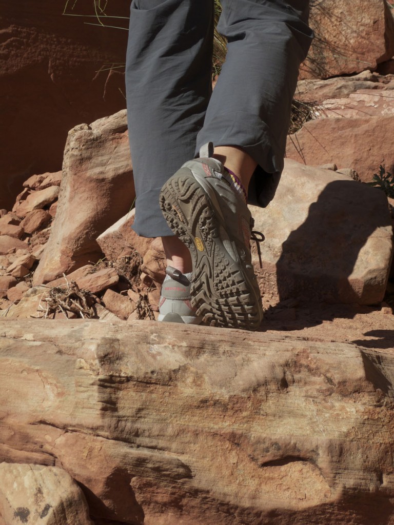 Revisión de zapatos de senderismo merrell siren sport 2 para mujer: la suela del merrell siren sport. esta suela no tiene altura...