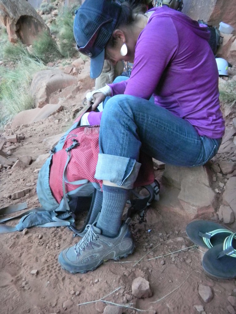 Revisión de zapatos de senderismo patagonia drifter ac para mujer: sarah hegg empacando mientras usa el patagonia drifter. aunque en...