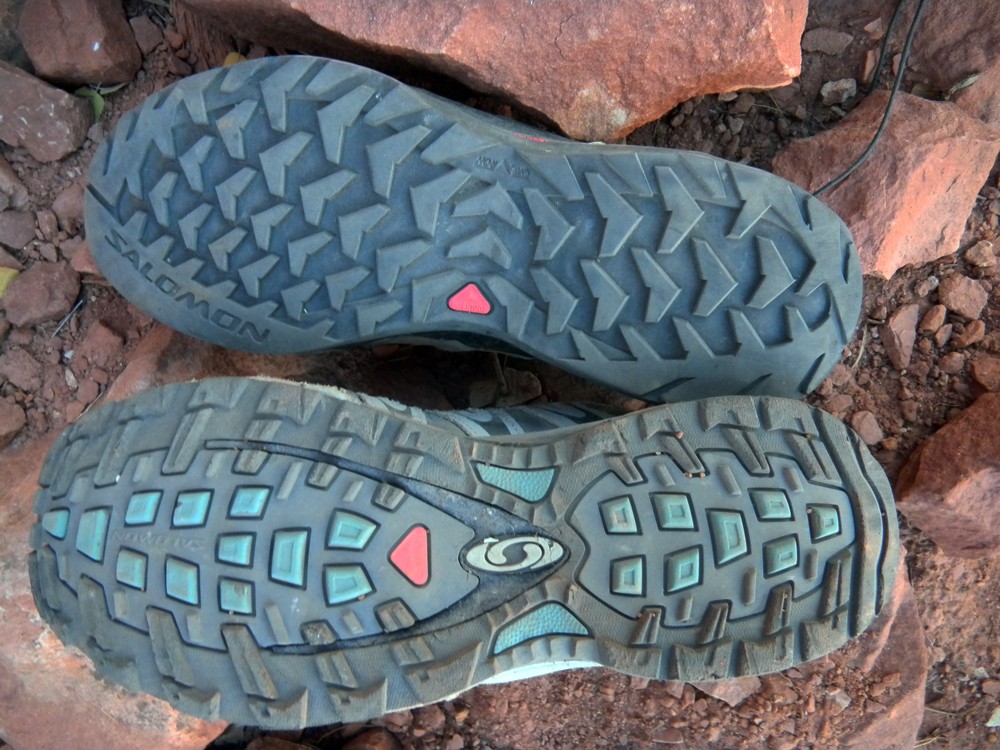 Revisión de zapatos de senderismo salomon xa pro 3d gtx para mujer: una comparación de las suelas de salomon xa pro 3d (abajo) y...