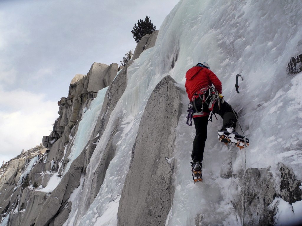 Revisión de botas de montañismo Lowa Mountain Expert GTX Evo para mujer: mckenzie Long lidera un campo de hielo en Lowa Mountain Experts...