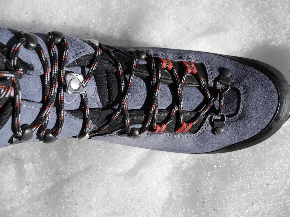 Revisión de botas de montañismo Lowa Mountain Expert GTX Evo para mujer: el perno metálico en la lengüeta es una innovación pendiente de patente que...