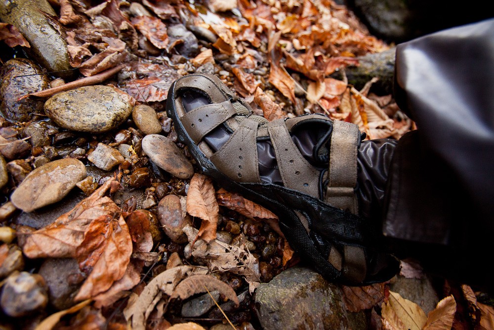 Revisión de sandalias teva dozer 4 para hombre: el teva dozer, combinado elegantemente con un traje seco mientras navega en kayak.