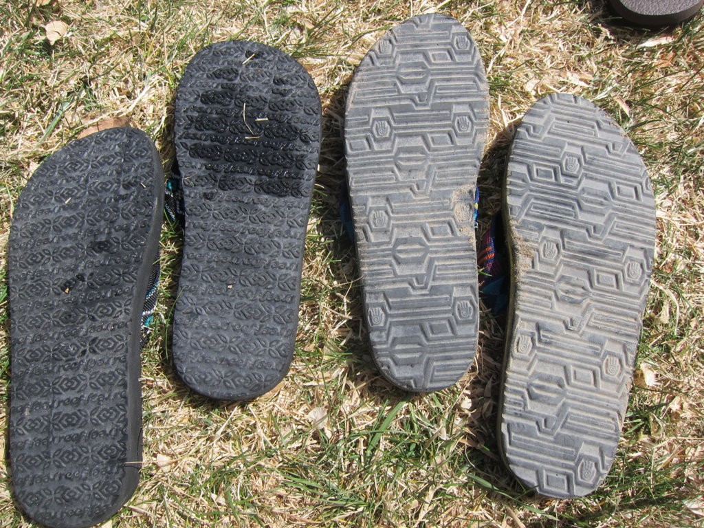 Revisión de chanclas de sandalias arenosas de arrecife para mujer: arrecife a la izquierda, teva a la derecha. el teva tenĆa un poco mejor...