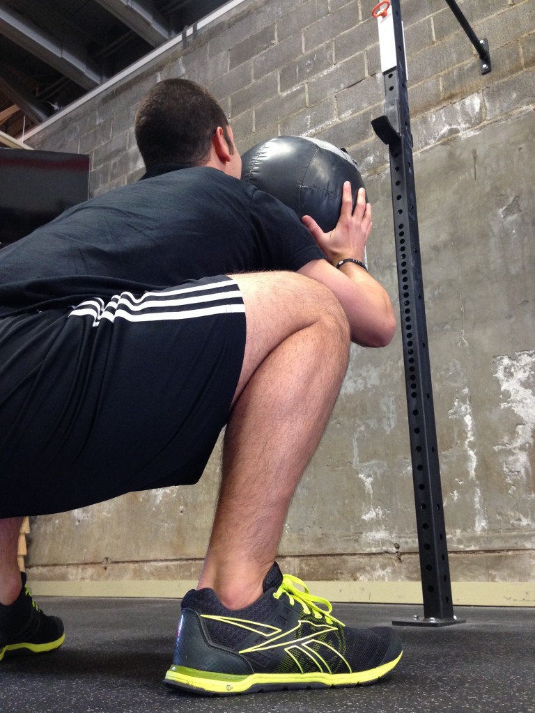 Revisión de zapatos reebok nano speeds para crossfit: autor realizando bolas de pared en reebok nano speed