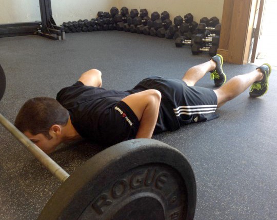 Revisión de los zapatos reebok nano speeds para crossfit: autor realizando burpees con barra en las velocidades.