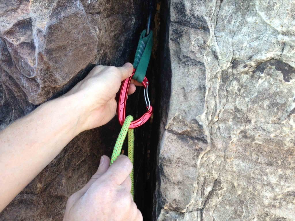 Revisión del mosquetón de alambre ultraligero Mad Rock: la puerta de alambre doblada de este mosquetón es fácil de sujetar.