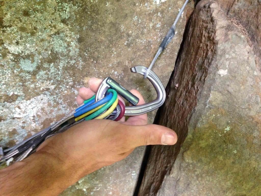 Revisión del mosquetón de puerta recta petzl djinn: el diseño de cerradura con llave hace que el djinn sea una excelente opción para guardar su...