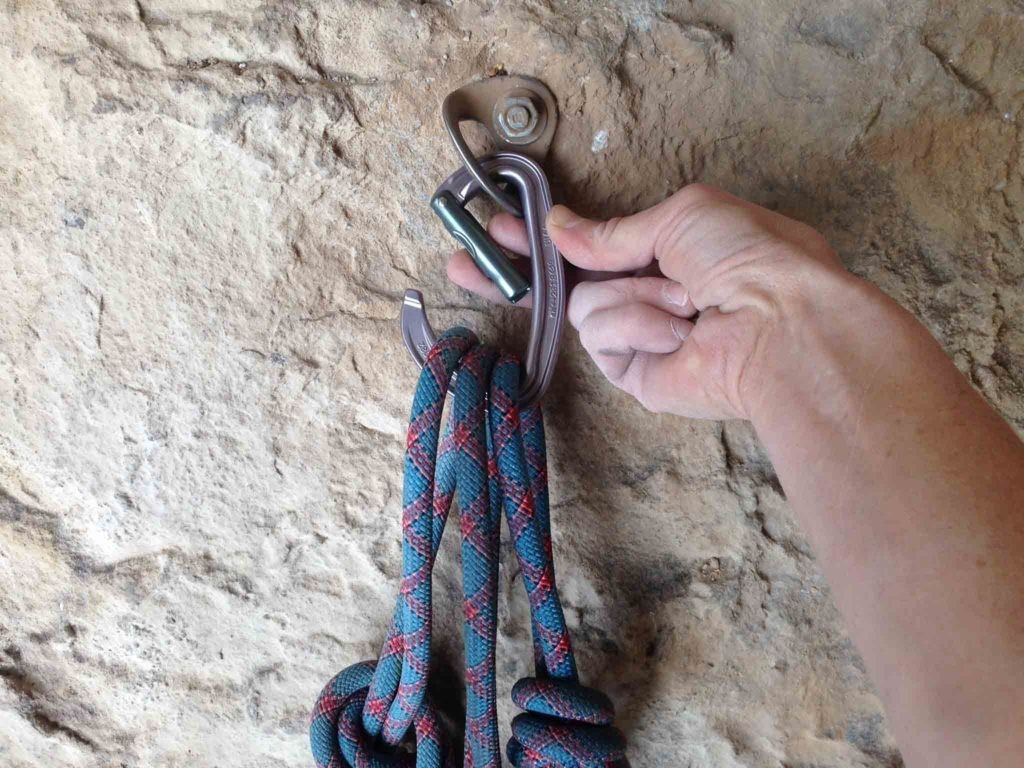 Revisión del mosquetón de puerta recta petzl djinn: gracias a su canasta profunda, este modelo puede contener fÔcilmente múltiples...