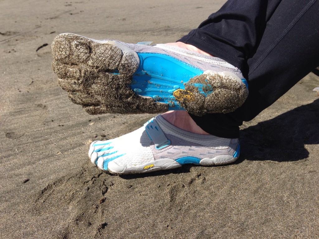 vibram fivefingers see ya- revisión de zapatos descalzos para mujer - una vista lateral e inferior de los seeyas durante un paseo por la playa. el...