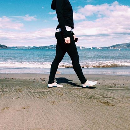 vibram fivefingers see ya- revisión de zapatos descalzos para mujer - los vibram seeyas simples y orientados a correr en acción en la playa...