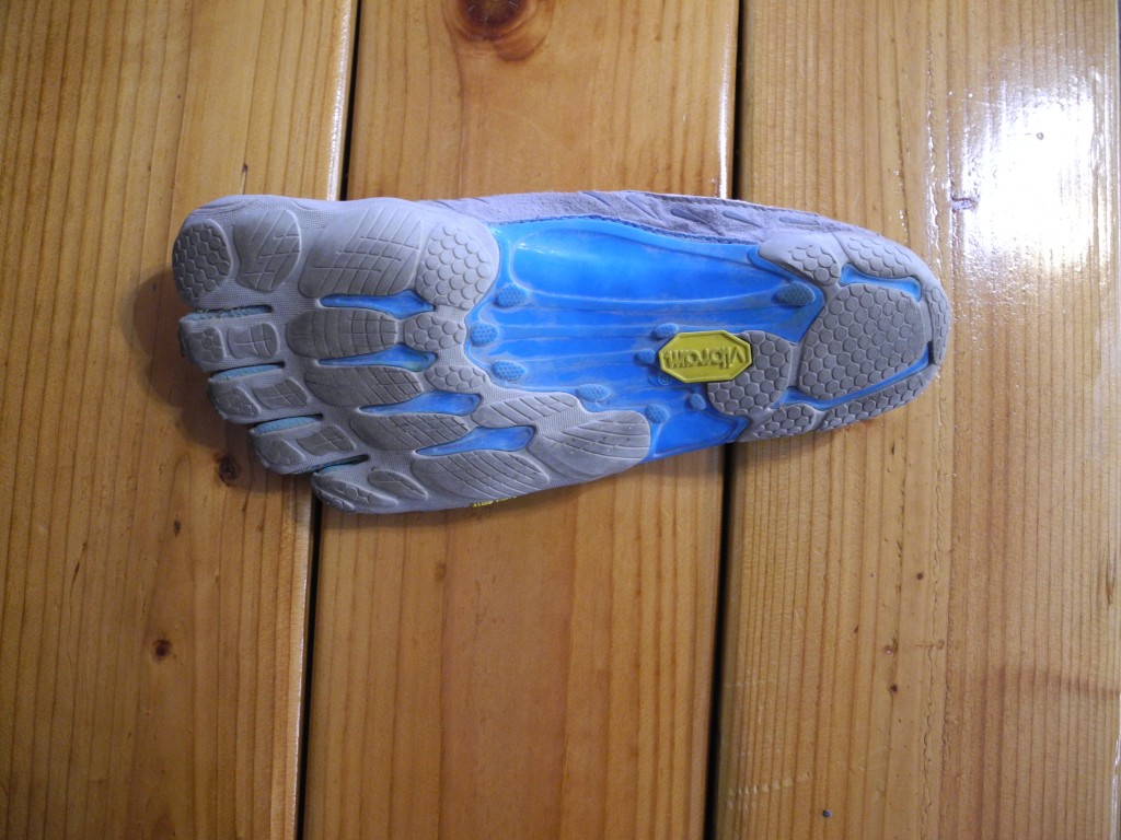 vibram fivefingers see ya - revisión de zapatos descalzos para mujer - una vista inferior del seeya. Note la falta de goma a lo largo del arco...