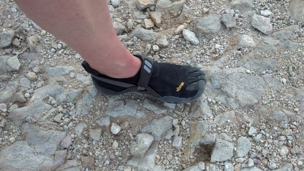 Revisión de zapatos vibram fivefingers treksport para mujer descalzos: el vibram treksport en senderos rocosos. la suela resistente de estos...