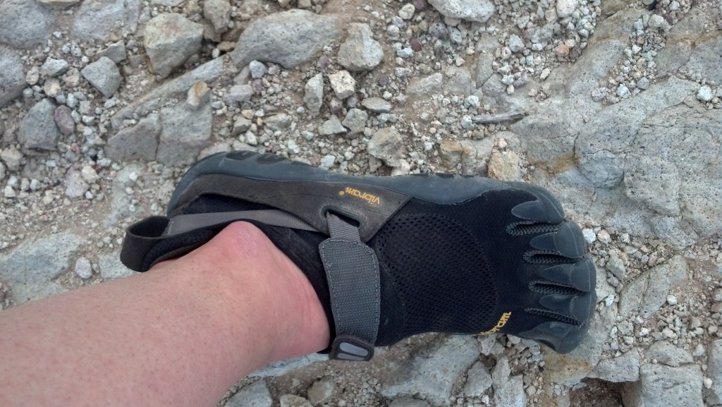Revisión de zapatos vibram fivefingers treksport para mujer descalzos: esta foto destaca el sistema de cierre de gancho y bucle que se utiliza...