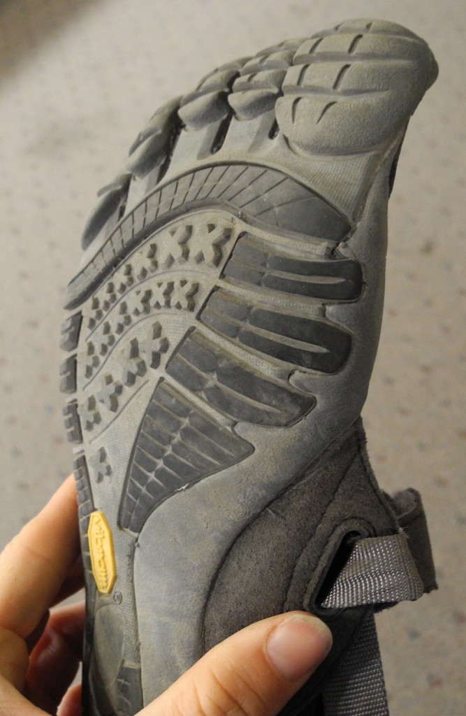 Revisión de zapatos vibram fivefingers treksport para mujer descalzos: una vista de primer plano de la banda de rodadura con agarre del treksport.