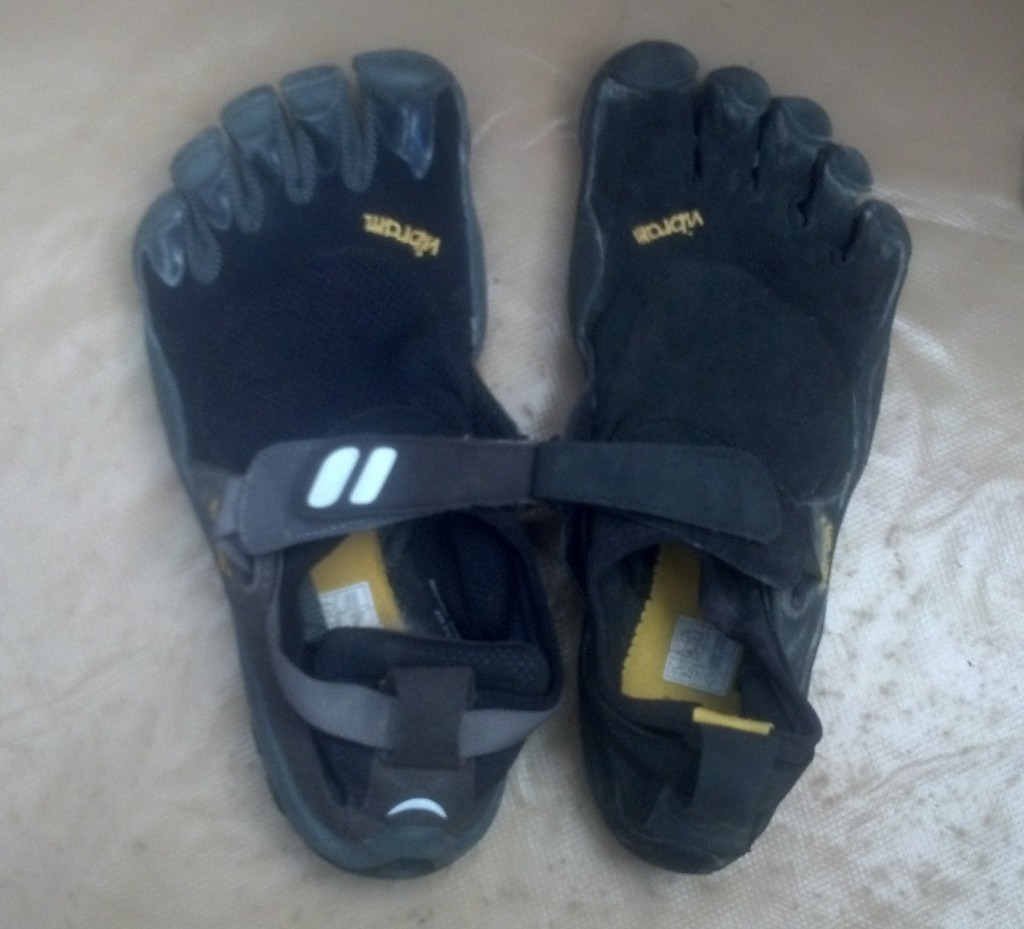 Revisión de vibram fivefingers treksport para zapatos descalzos para mujer: mientras que treksports (izquierda) y ksos (derecha) son muy similares, aquĆ...