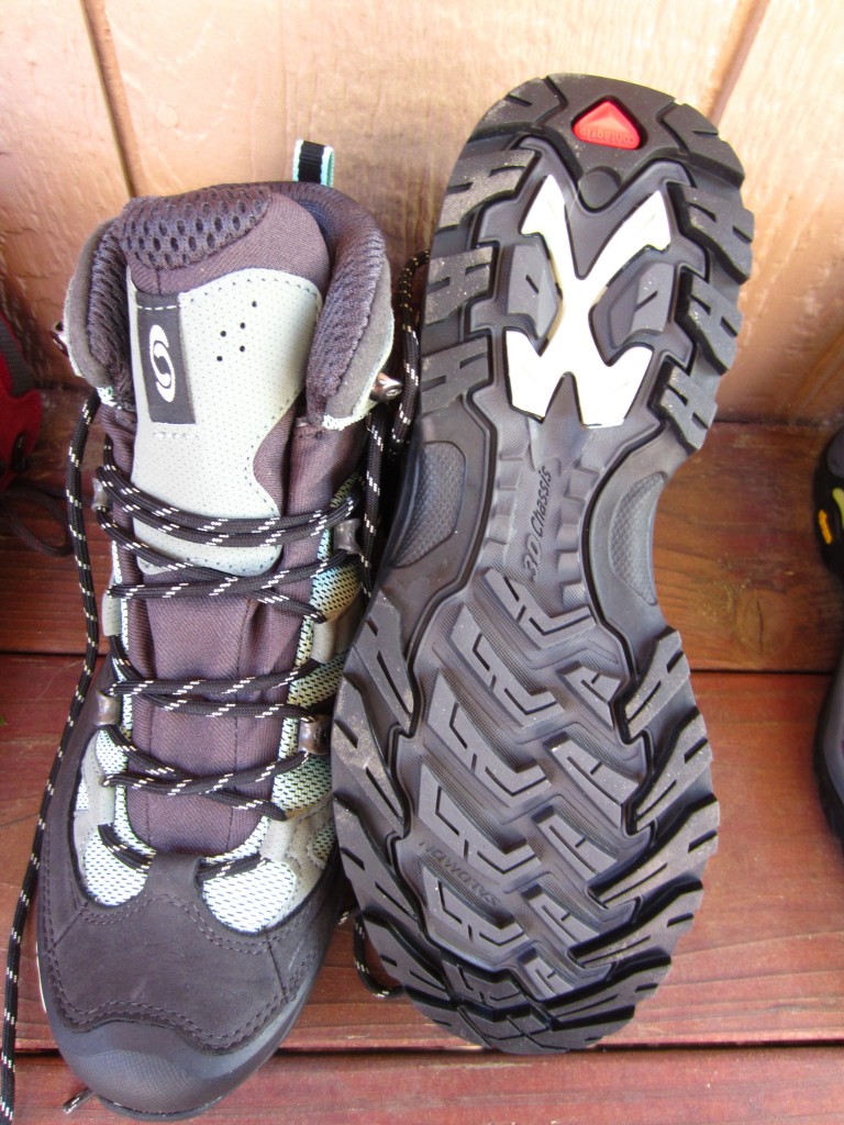Revisión de las botas de montaña Salomon Comet 3D GTX para mujer: las Salomon Comet 3D estÔn diseñadas con una malla superior liviana...