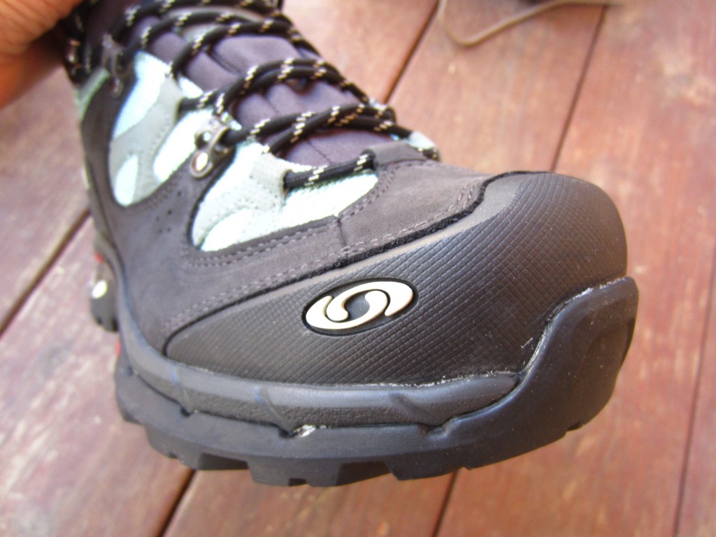 Revisión de las botas de montaña Salomon Comet 3D GTX para mujer: una puntera protectora de goma y un guardabarros envolvente mantienen estas...