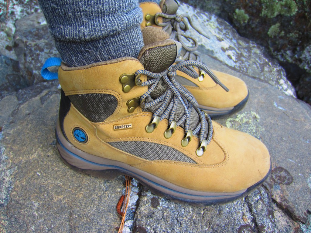 Revisión de botas de montaña Timberland Chocorua Trail Mid GTX para mujer: los resistentes ojales para cordones inoxidables estÔn diseñados para un encaje rÔpido hasta...