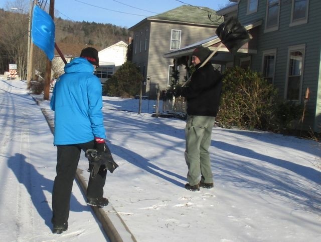 Revisión de botas de invierno Baffin Arctic para hombre: el editor principal de pruebas Jediah Porter y su padre caminando por la ciudad para...