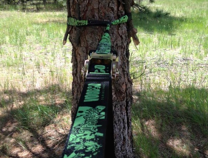 Revisión de Voodoo Fearless Slackline: con las altas fuerzas creadas al usar esta línea, es extra...