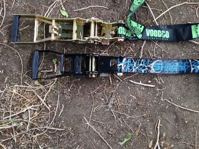 Revisión de vudú intrépido slackline: las tres pulgadas adicionales en este trinquete (arriba) le brindan más tracción...