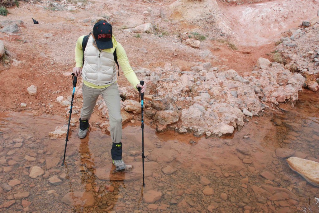 Revisión de la polaina envolvente de investigación al aire libre: las salpicaduras de los cruces de agua se desprenden de la tela softshell.
