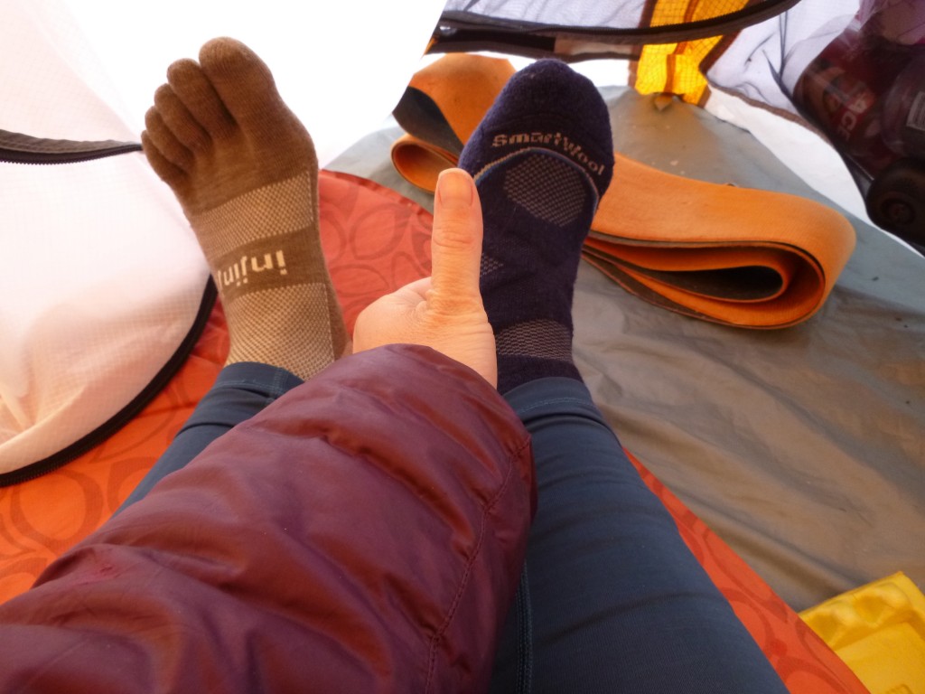 Revisión de los calcetines de senderismo smartwool phd outdoor con tripulación mediana: el calcetĆn smartwool (derecha) demostró ser mucho mĆ”s cĆ”lido que la mayorĆa de los calcetines...