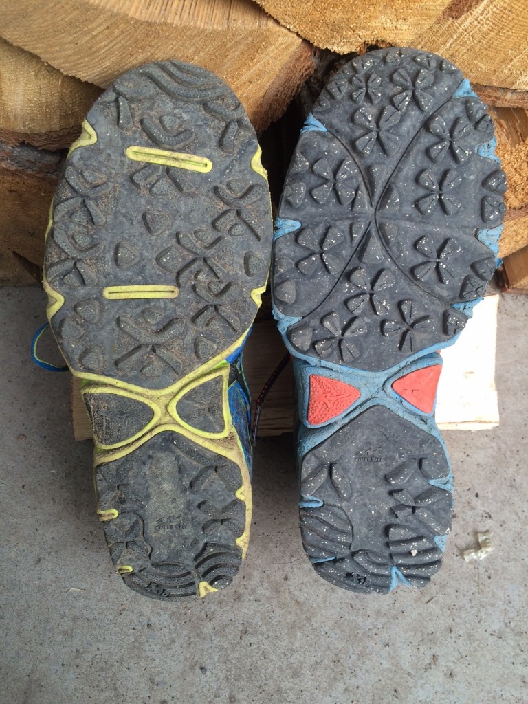 Revisión de las zapatillas de trail running mizuno wave hayate 2 para hombre: el patrón de ondas y las orejetas en la suela exterior de las hayate 2 (izquierda) y...