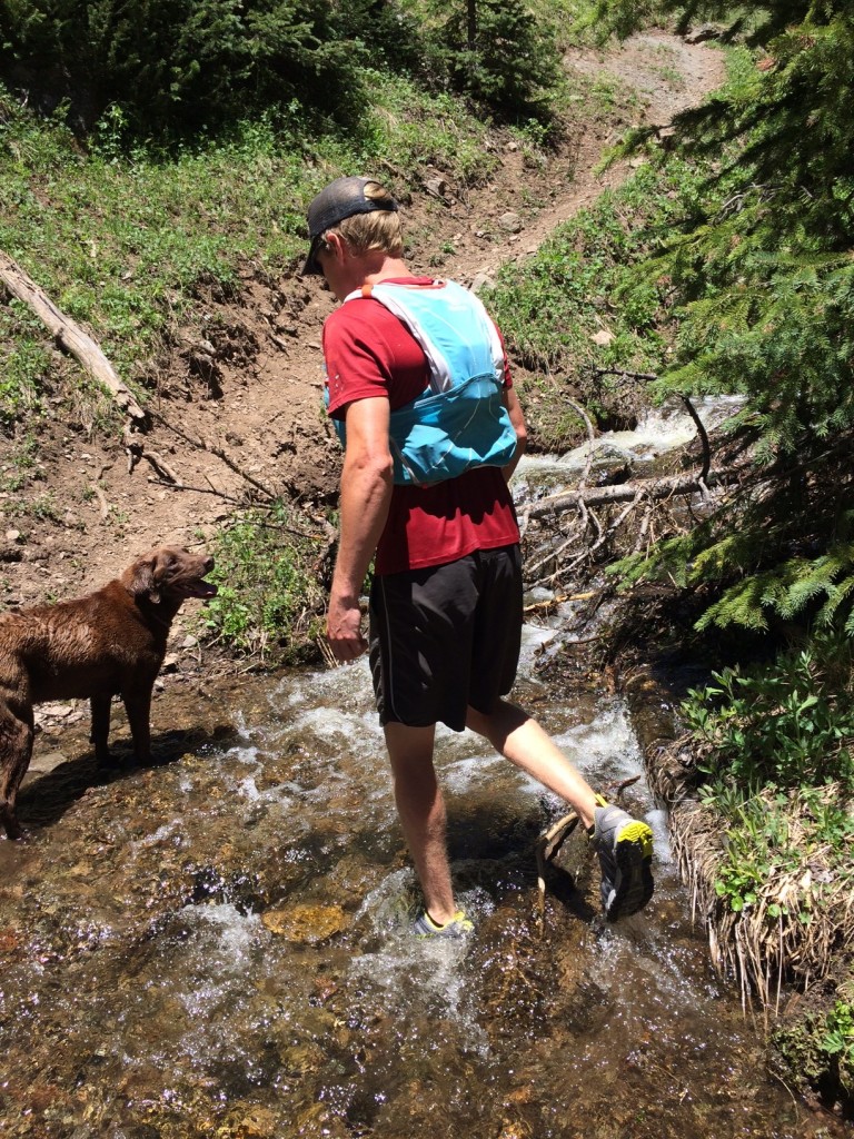 Revisión de las zapatillas de trail running Montrail Caldorado para hombre: la escorrentĆa de primavera significa que no hay rocas sobre las que saltar para cruzar este arroyo...