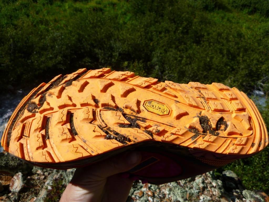 Revisión de zapatillas de trail running new balance leadville trail v3 para mujer: cargadas con muchos tacos, estas zapatillas se adaptan al subir y bajar por el sendero.