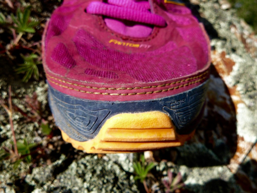 Revisión de las zapatillas de trail running New Balance Leadville Trail V3 para mujer: la puntera es dura y proporciona una gran protección para los dedos de los pies golpeados.