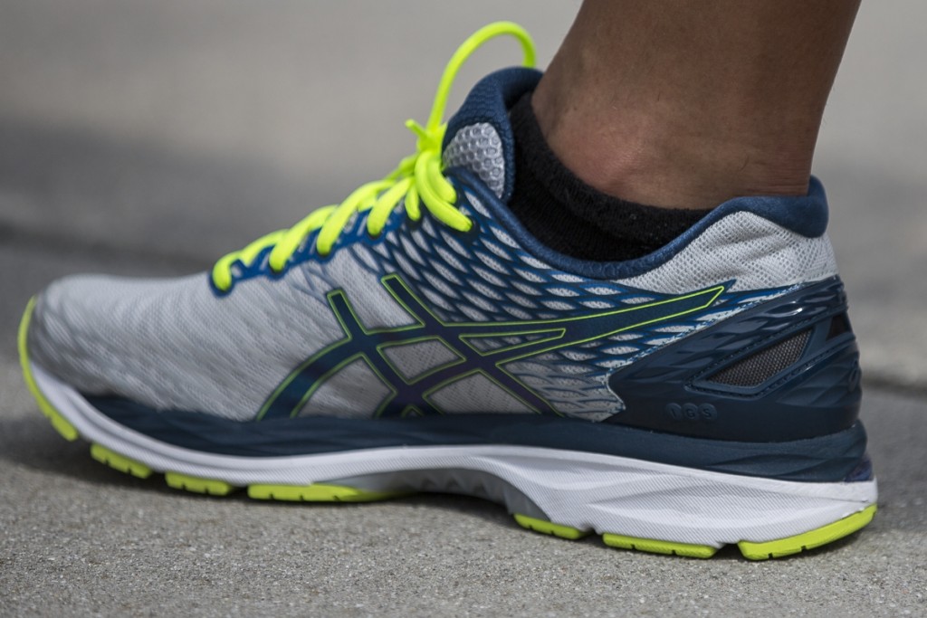 Revisión de las zapatillas para correr asics gel-nimbus 19 para hombre: publicación súper densa en el estilo tradicional asics gel-nimbus 18...