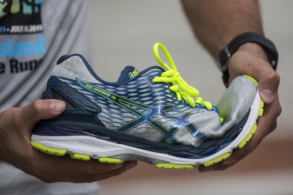 Revisión de las zapatillas para correr asics gel-nimbus 19 para hombre: las asics gel-nimbus 18 tienen una entresuela rĆgida y receptiva fortificada...