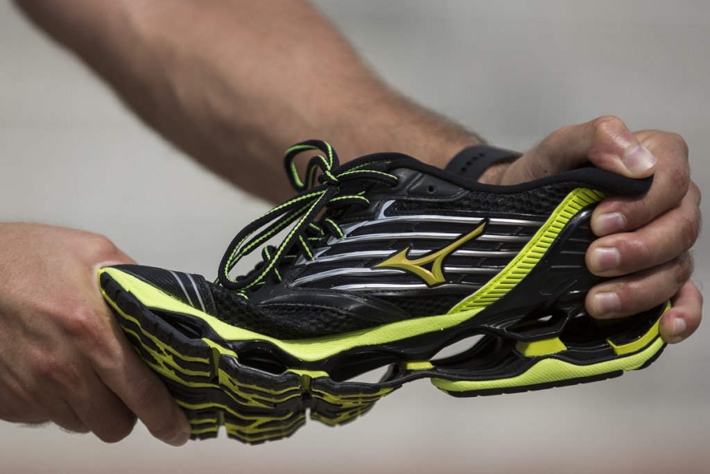 Revisión de las zapatillas para correr Mizuno Wave Prophecy 5 para hombre: las Prophecy 5 tienen una marcha muy rígida, lo que se suma a su...